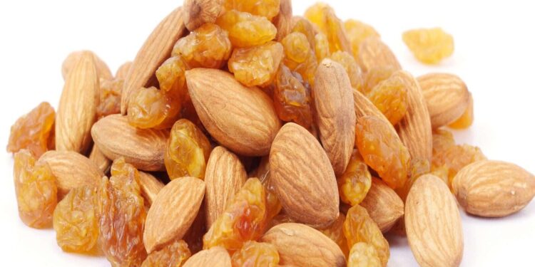 Eating Almond and Raisins together is beneficial for health, know the right time and way to consume them