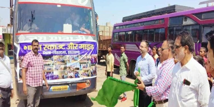 Lohardaga DC flagged off the student team