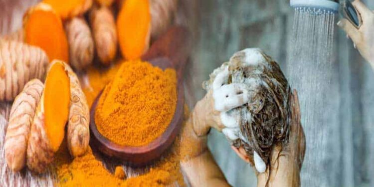 Mix a pinch of turmeric in bath water