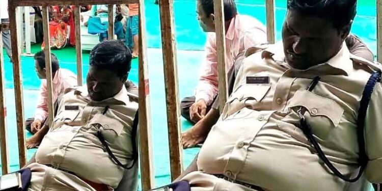 Jamtara Cyber ​​Station in-charge CM Hemant Soren was found sleeping in the program, suspended