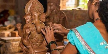 Make Bappa's idol at home with clay, happiness and prosperity will come