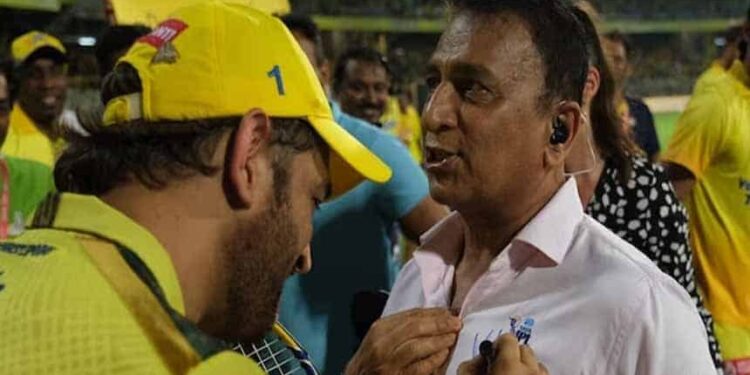 Sunil Gavaskar took Dhoni's autograph