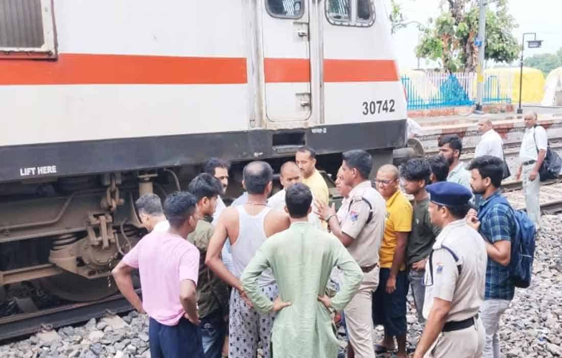 Jammu Tawi-Sealdah Express instead of stopping at platform number 3 of Bhabua Road railway station i.e. down railway track, went to reversible line