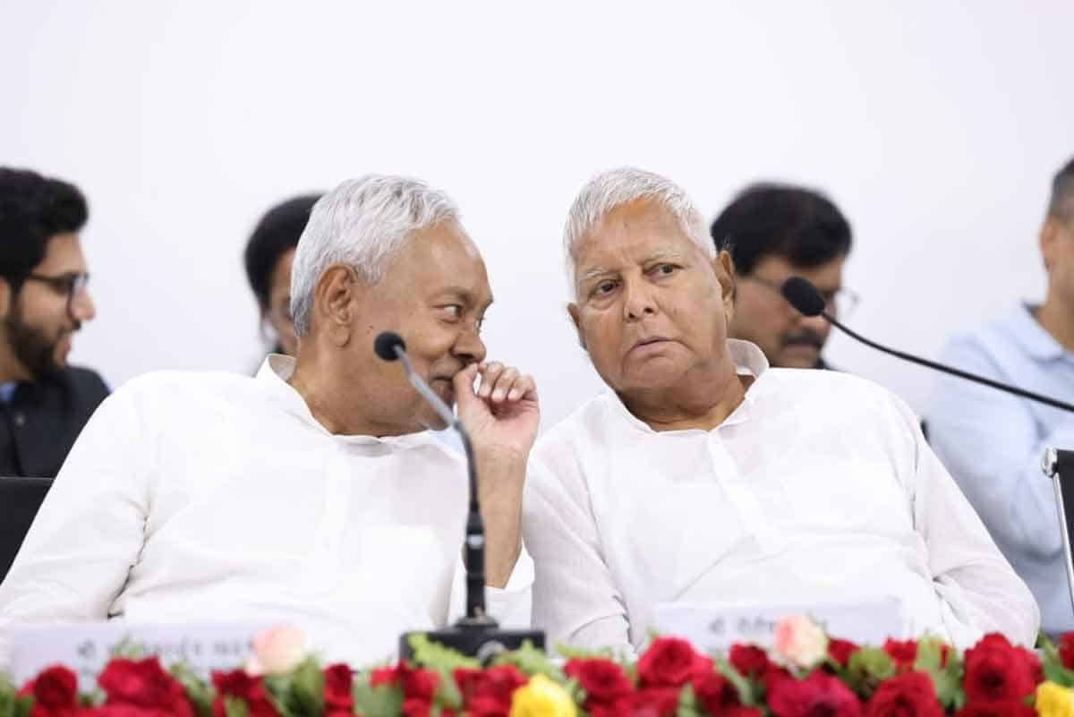 Nitish, Lalu or Tejashwi did not talk to the media after returning from Bengaluru