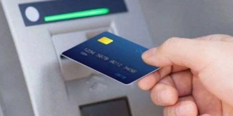 Illegal withdrawal of Rs 48 thousand happened after the card got stuck in the ATM machine