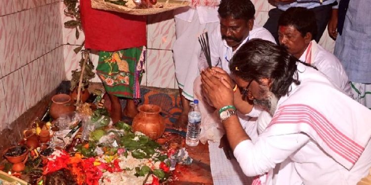 CM Hemant Soren offered prayers at Lugu Buru Ghanta Bari of Bokaro, international fair is organized here on Kartik Purnima.