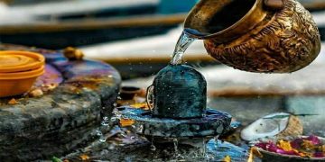 Offering water to Lord Shiva